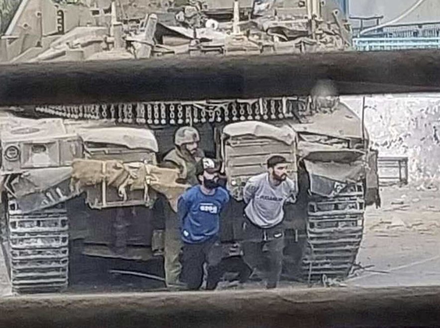 FUERZAS ISRAELÍES UTILIZAN A PALESTINOS COMO «ESCUDOS HUMANOS»